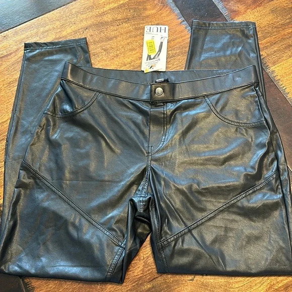 HUE Pants - Hue leatherette pull on leggings size L